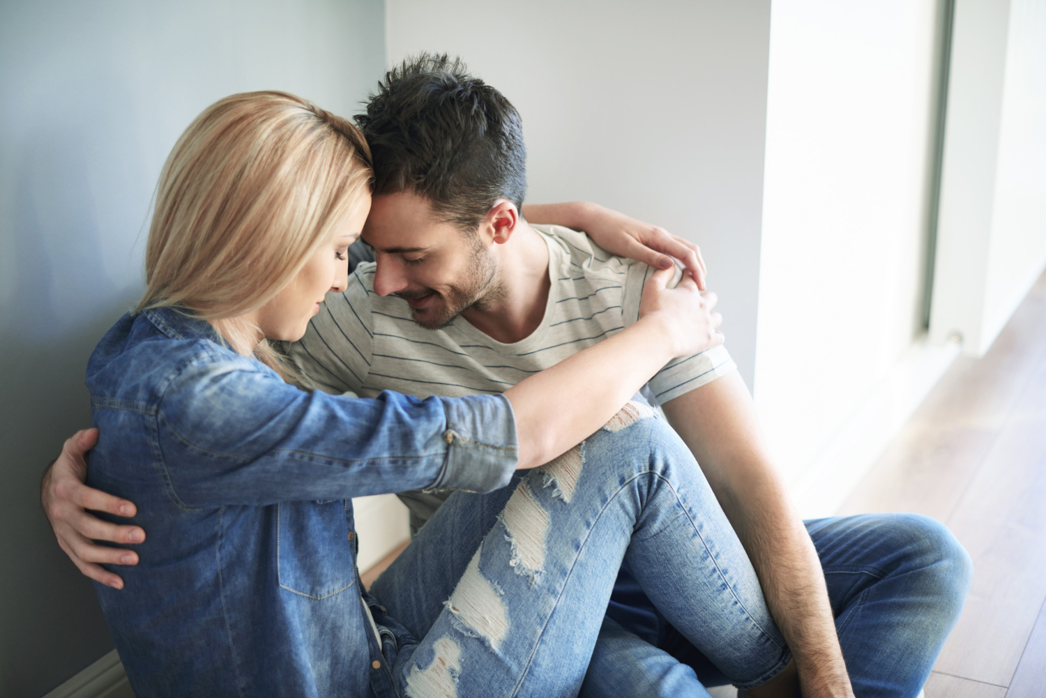 Мовчання у парі: як відрізнити паузу для заспокоєння від емоційного віддалення та уникнення чесної розмови